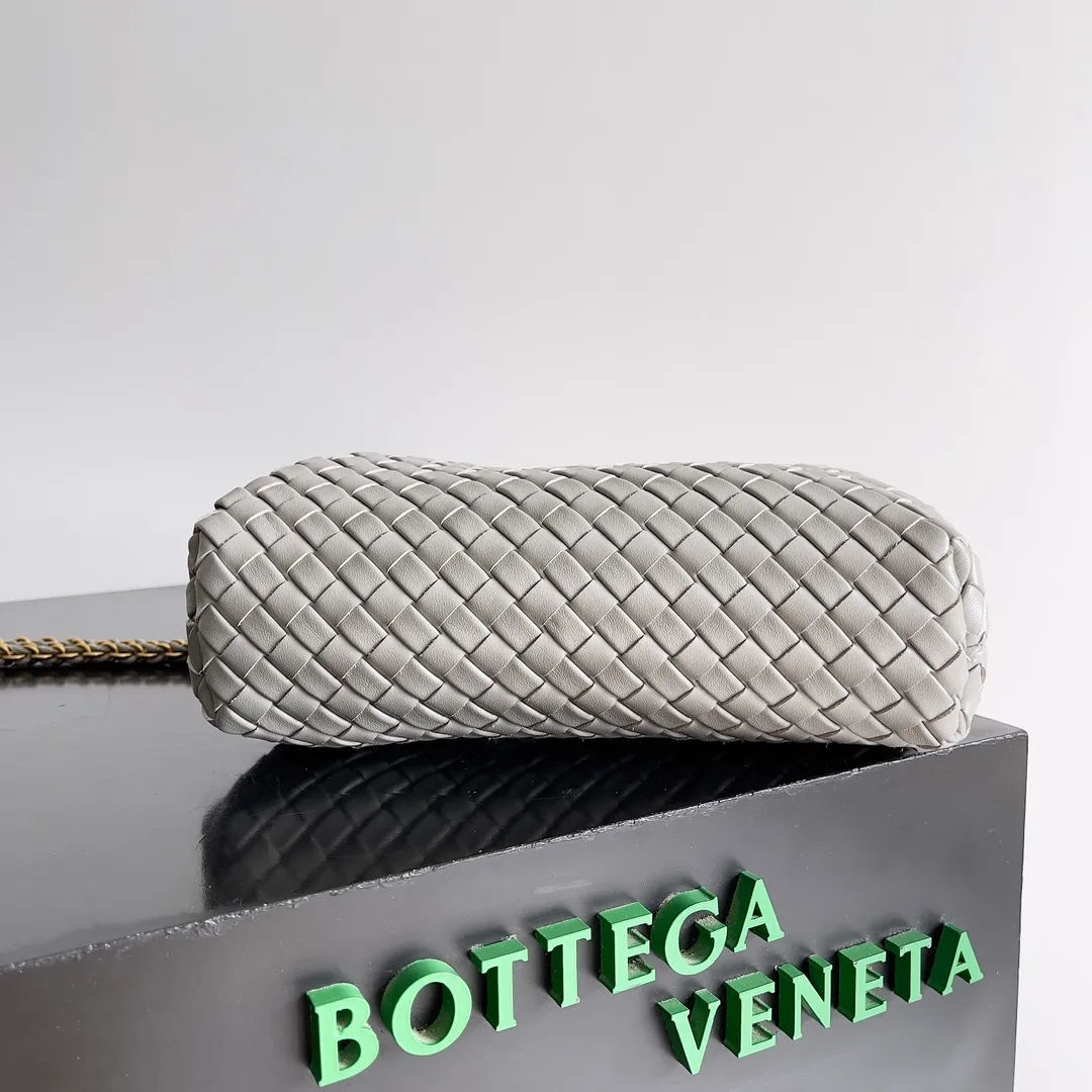 Batch 1880 BOTTEGA VENETA LAUREN 1980 small clutch bag is new! The small size that many people squat on is finally here. The self-adjustable zipper is a highlight of this bag. After being removed, it can be used as a handbag for important occasions. One bag unlocks two carrying methods at the same time. It is practical and has a unique sense of structure and beautiful lines. It is more elegant than a small cloud. It is a tribute to the classics and the pursuit of modernity. Style number: 804038 Size: 27*15*8cm